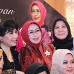 Fatma Saifullah Yusuf saat foto bersama Anne Avantie, di Gedung Sri Jaya, Surabaya. foto: Yudi Arianto/ BANGSAONLINE