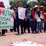 SOLIDARITAS: Aktivis lingkungan menggelar aksi solidaritas untuk Salim Kancil,  di depan Gedung Negara Grahadi, kemarin. foto: nisa/BANGSAONLINE