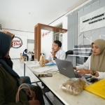 Petugas saat melayani pelaku UMKM untuk konsultasi pengurusan izin usaha berupa NIB, PIRT, merk, BPOM serta sertifikasi halal. (Ist). 