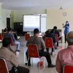 Para personel Polrestabes Surabaya sedang mengikuti pelatihan tracing dan asesmen di lantai 3 Gedung Satpol PP Kota Surabaya, Rabu (17/2/2021). (foto: ist)