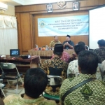 Wakil Ketua DPRD Gresik Nur Qolib ketika sosialisasi kemandirian desa di Kecamatan Manyar. foto: SYUHUD ALMANFALUTY/BANGSAONLINE