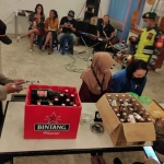 Petugas gabungan di Sidoarjo saat mengamankan puluhan botol miras yang dijual di warung.