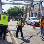 Untuk sementara, kendaraan dari arah Banyuwangi menuju Surabaya tidak bisa melintasi jembatan Kedunglarangan.