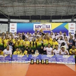 Dirut Petrokimia Gresik, Daconi Khotob bersama tim bola voli putri PGPI mengangkat tropy usai keluar Juara I Livoli Divisi Utama 2025. FT: ist.