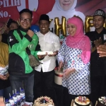 Pengemudi ojek online merayakan ulang tahun Khofifah ke-53 saat sahur bersama di Posko KErta. foto: istimewa/bangsaonline