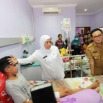 Khofifah menyapa pasien secara langsung, menanyakan keadaan, maupun pelayanan yang ada di RSU tersebut.