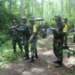 Latihan menembak lorong hantu di Perkebunan Rotorejo, Gandusari, Blitar.