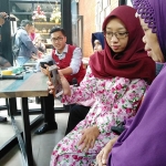 Simulasi penggunaan aplikasi Med-Talk, konsultasi langsung antara pasien dengan tenaga medis secara video call, usai dilaunching Asisten I Bidang Pemerintahan Setda Kota Malang, di Cafe Library Malang, Selasa (23/10). Foto: IWAN I/BANGSAONLINE