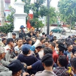 Gara-gara irigasi dibelokkan oleh pabrik semen, puluhan mahasiswa yang tergabung dalam PMII lakukan aksi demo di depan Pemkab dan Pendapa Bupati Jember.
