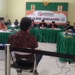 Sidang Sengketa Bapaslon Perseorangan Yasin- Gunawan versus KPU Kota Surabaya di Kantor Bawaslu, Senin (10/8/2020). (foto: ist).