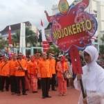 Pawai Budaya Nusantara, Wali Kota (di dalam rombongan, paling depan) beserta rombongan mengenakan pakaian Khas Kota Mojokerto. (foto: rochmad aris/BANGSAONLINE)