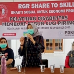 Dari kiri: Koordinator RGR Irma Yulianti, Kabid Rehabilitasi Sosial Dinas Sosial Kabupaten Kediri Diah Saktiana, dan Ketua Perkumpulan Disabilitas Kabupaten Kediri Umi Salamah. foto: MUJI HARJITA/ BANGSAONLINE