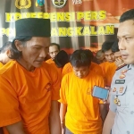 Tersangka AM saat diinterogasi Kapolres Bangkalan AKBP Rama Samtama Putra terkait alasannya nyabu.