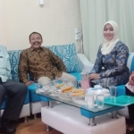 Ning Lia berbincang gayeng dengan Komisaris Utama HARIAN BANGSA, EM. Mas