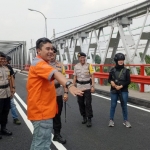 Jajaran Polres Tuban meninjau kondisi fisik jembatan Widang-Babat sebelum dilakukan uji coba getaran pada Senin (4/6) besok. 