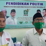 KH. Ir. Mondir Rofii (kiri) dan Ir. Abdur Rofik, Sekretaris DPC PKB saat diwawancarai oleh media di Graha Kebangkitan Bangsa Bangkalan, Sabtu (14/11/2020). foto: fauzi/ bangsaonline.com