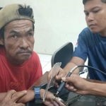 Petugas saat melepas cincin warga Dusun Pilangbangu, Desa/Kecamatan Tarokan, Kabupaten Kediri. Foto: Ist