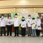 POSE BERSAMA: Bupati Ahmad Muhdlor saat membuka pelatihan kerja di Kantor Kecamatan Krian, Jumat (5/3/2021). (foto: ist)