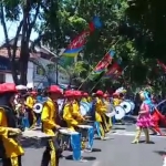 Para peserta Drumband Carnival saat beraksi di depan panggung kehormatan depan kantor Wakil Bupati Pamekasan. 