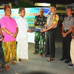 Penyerahan bantuan tikar yang bisa digunakan komunitas Lentera Katandur.