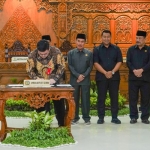 Bupati Kediri Hanindhito Himawan Pramana saat menandatangani berita acara. (Ist). 