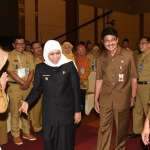 Gubernur Jatim Khofifah Indar Parawansa saat menghadiri Seminar Penyelerasan Kerjasama SMK dengan Dunia Usaha Dunia Industri (DUDI) di Dyandra Convention Hall Surabaya. foto: ist