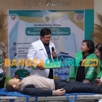 Pelatihan pertolongan pertama pada korban kecelakaan yang digelar RS Hermina. FOTO: Hendro Suhartono/BANGSAONLINE