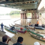 Proses pencarian korban di Sungai Bengawan Solo. foto: SYUHUD ALMANFALUTY/ BANGSAONLINE