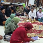 Sebanyak 18  ketua MWC NU se-kabupaten Mojokerto saat silaturahim dengan  Prof Dr KH Asep Saifuddin Cahlim, MA, di Pondok Pesantren Amanatul Ummah Pacet Mojokekrto, Ahad (21/4/2024) tadi malam. Foto: bangsaonline