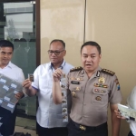 Direktur Ditreskrimsus Polda Jatim Kombes Pol Gidion Arif Setyawan menunjukkan barang bukti.