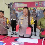 Kapolresta Sidoarjo, Kombes Pol Kusumo Wahyu Bintoro saat menunjukkan barang bukti pengeroyokan yang dilakukan para gangster di Sidoarjo.