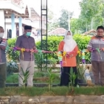 Relawan Rumah Zakat bersama Kepala Desa Plakpak dan Kapus Bulangan Haji saat me-launching Taman Lansia di Desa Plakpak, Kecamatan Penganten, Kabupaten Pamekasan.