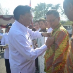 Bupati Sambari menyematkan pin penghargaan kepada sukarelawan yang telah mendonorkan darahnya hingga puluhan dan ratusan kali.