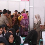Bupati kediri Haryanti Sutyrisno saat meninjau langsung pelaksanaan tes CPNS di basmen SLG Kabupaten Kediri.