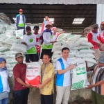 Direktur Keuangan dan Umum Petrokimia Gresik, Robby Setiabudi Madjid, bersama Kepala Diskopumdag Tuban, Agus Wijaya, saat menyerahkan secara simbolis pupuk nonsubsidi kepada petani.