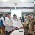 Yusuf Widyatmoko dan Gus Riza mendaftarkan pencalonannya ke KPU Banyuwangi.