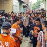 Proses rekonstruksi pembunuhan yang digelar di rumah kos Desa Ngelom Megare, Kecamatan Taman, Sidoarjo membuat warga penasaran.