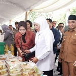 Wali Kota Pasuruan saat mendampingi Gubernur Khofifah meninjau pasar murah.