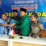 Sueb, utusan Ketua DPC PPP Gresik Achmad Nadlir diterima Pengurus PD Gresik Puad saat mengambil form pendaftaran bacabup. foto: ist