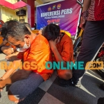 Tersangka saat dihadirkan di konferensi pers Polres Probolinggo. Foto: Andi Sirajudin/BANGSAONLINE