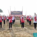 Kegiatan senam bersama dan penanaman pohon di kawasan eco wisata kampung terpadu kodim Tuban di Desa Menilo, Kecamatan Soko.