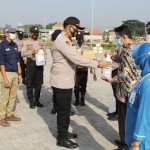 Penyaluran bantuan berupa 1.000 APD dan 1.000 masker kepada beberapa rumah sakit rujukan pasien Covid-19 dipimpin Wakapolresta Sidoarjo AKBP Deny Agung Andriana.