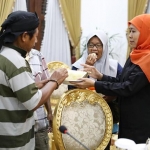 Gubernur Khofifah makan durian bareng dengan warga Sumberagung Banyuwangi yang beberapa hari ini melakukan aksi penolakan tambang Tumpang Pitu di depan kantor Gubernur Jatim. foto: ist.