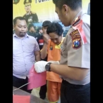 Kapolres AKBP Feby DP Hutagalung bersama Kasatreskrim AKP Qontason Jumbo Yadwivana mengapit tersangka.