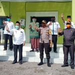 Wabup Mujib Imron bersama Muspika Gempol, dan anggota Pansus Covid-19  DPRD H. Samsul Hidayat mengacungkan lima jarinya.