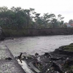 Dam jebol lantran tidak bisa menampung derasnya banjir bandang kiriman dari Gunung Semeru.