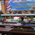 Anggota Fraksi Golkar DPRD Gresik Asroin Widiana membacakan 9 rekomendasi terhadap LKPj APBD 2021. foto: SYUHUD/ BANGSAONLINE