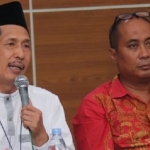 Prof. Dr. H. Nur Ahid, M.Ag selaku perwakilan Majelis Ulama Indonesia (MUI) Kota Kediri (pegang mik) dan Kasi Binadik Lapas Kediri, Harry Suryadi. Foto: Ist.