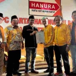 Ketua DPD Partai Hanura Jatim saat menyerahkan surat persetujuan PAW.