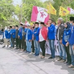 Para aktivis PMII dan GMNI dari berbagai universitas saat aksi menolak UU Cipta Kerja di kantor DPRD Kabupaten Pamekasan.